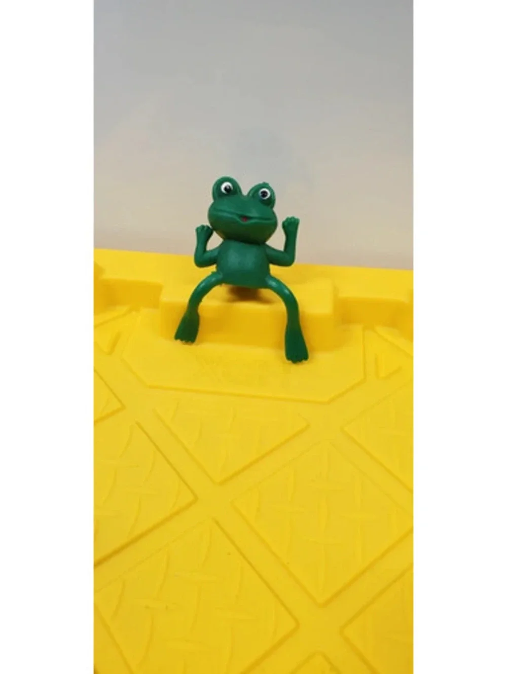 Green Frog Plastic Toy Figure Miniature Figurine Hanging Desk Decor Cute
